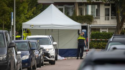 Des policiers sécurisent le secteur où un avocat a été abattu, le 18 septembre&nbsp; 2019, à Amsterdam (Pays-Bas).&nbsp; (MICHEL VAN BERGEN / ANP)