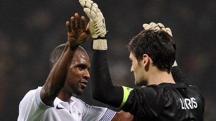 Eric Abidal et Hugo Lloris sous le maillot français (FRANCK FIFE / AFP)