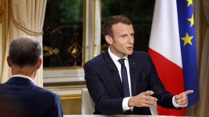 Emmanuel Macron lors de son interview télévisée à l'Élysée le 16 octobre 2017. (PHILIPPE WOJAZER / REUTERS)