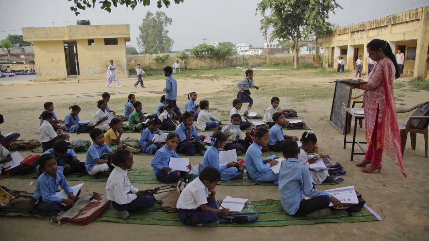 India school. Школа в Индии. Школьники Индии. Начальная школа в Индии. Ученики в Индии.