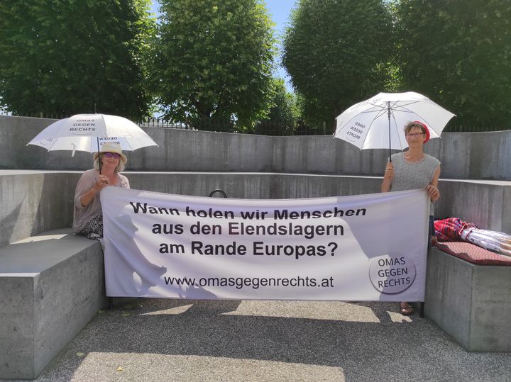 Des militantes de l'initiative Omas gegen Rechts (Hisaure Hiace)