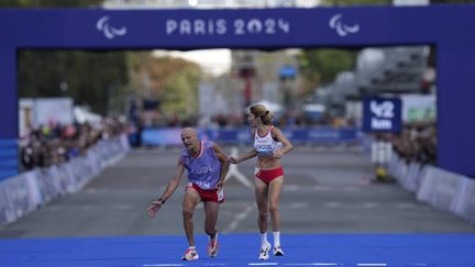 Elena Congost à l'arrivée du marathon paralympique, à Paris, le 8 septembre 2024. (THIBAULT CAMUS / SIPA)