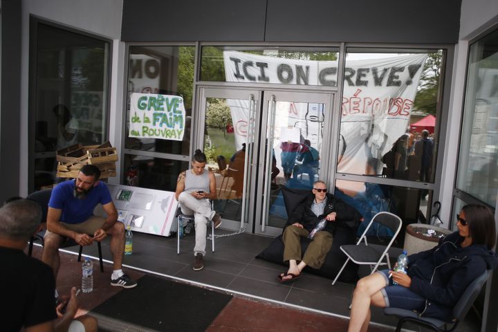 Plusieurs grévistes de la faim devant&nbsp;le&nbsp;centre hospitalier du Rouvray, à Sotteville-lès-Rouen, près de Rouen (Seine-Maritime), le 29 mai 2018. (CHARLY TRIBALLEAU / AFP)