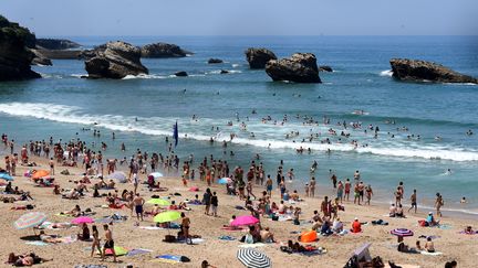 Sur une plage de&nbsp;Biarritz (Pyrénées-Atlantiques), le 26 mai 2017.&nbsp; (FRANCK FIFE / AFP)