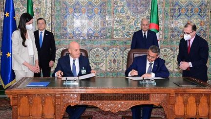 Claudio Descalzi, le PDG du groupe pétrolier italien Eni (assis à gauche), et Toufik Hakkar, le directeur&nbsp;de la compagnie pétrolière algérienne Sonatrach, signent un accord de fourniture de gaz le 11 avril 2022, à Alger (Algérie). La signature s'est faite en présence du président algérien Abdelmadjid Tebboune et du Premier ministre italien Mario Draghi.&nbsp; (PRESIDENCY OF ALGERIA/HANDOUT / ANADOLU AGENCY)