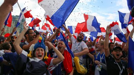 Des supporters français célèbrent la victore de la France lors du quart de finale face à l'Uruguay, le 6 juillet 2018, à Nijni Novgorod (Russie).&nbsp; (MAXPPP)