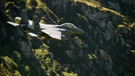 Un avion de chasse F-15 de l'armée américaine vole à basse altitude lors d'un entraînement près de Dolgellau (Royaume-Uni), le 26 juin 2018. (OLI SCARFF / AFP)