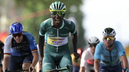 Biniam Girmay célèbre sa victoire sur la 12e étape du Tour de France, le 11 juillet 2024 à Villeneuve-sur-Lot (Lot-et-Garonne). (THOMAS SAMSON / AFP)