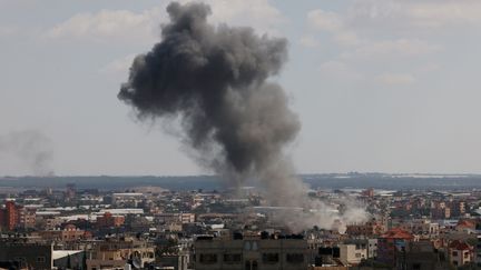 Smoke after an Israeli airstrike in the southern Gaza Strip, October 17, 2023. (SAID KHATIB / AFP)