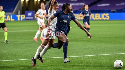 L'attaquante du Paris Saint-Germain, Kadidiatou Diani, lors du choc OL-PSG, le 30 mai 2021. (OLIVIER CHASSIGNOLE / AFP)