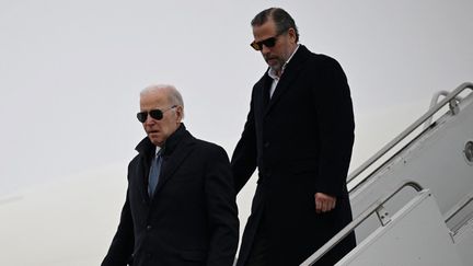 Le Président américain Joe Biden, accompagné de son fils Hunter Biden, arrive à la base de la Garde nationale aérienne de Hancock Field à Syracuse, dans l'État de New York, le 4 février 2023. (ANDREW CABALLERO-REYNOLDS / AFP)