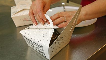 Une restauratrice strsabourgeoise prépare un "doggy bag" qui bénéficie d'un emballage spécifique pratique et attractif. (MAXPPP)