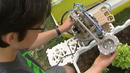 A 14 ans, il invente un robot-jardinier