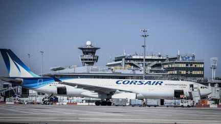 Un A330 de Corsair sur le tarmac à l'aéroport d'Orly (Val-de-Marne). (STEPHANE DE SAKUTIN / AFP)