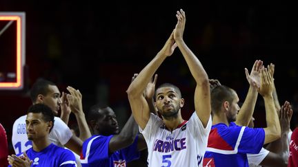 Nicolas Batum (au centre) c&eacute;l&egrave;bre la victoire de la Franc sur la Croatie (69-64), au Mondial de basket, &agrave; Madrid (Espagne), le 6 septembre 2014.&nbsp; (JAVIER SORIANO / AFP)