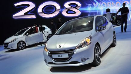 Le recul des ventes au premier trimestre 2012 est plus marqu&eacute; pour Peugeot (-31%) que pour les autres constructeurs automobiles. (FABRICE COFFRINI / AFP)