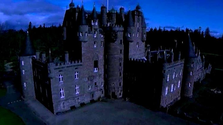 Ecosse Un Groupe De Ghostbusters Debarque Dans Un Chateau Hante