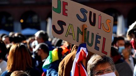 Une pancarte "Je suis Samuel" lors d'un rassemblement à Toulouse, en hommage à Samuel Paty, le 18 octobre 2020. (GEORGES GOBET / AFP)