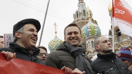 Les figures de l'opposition &agrave; Vladimir Poutine, Garry kasparov, Alexey Navalny et Sergue&iuml; Udaltsov, lors d'une manifestation &agrave; Saint-P&eacute;tersbourg.&nbsp; (ALEXANDER DEMIANCHUK / REUTERS)