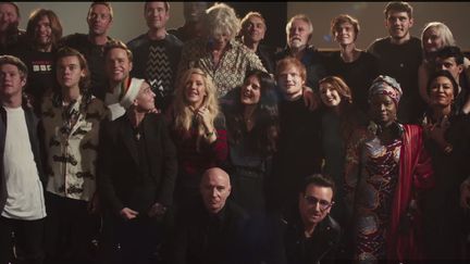 Capture d'&eacute;cran du clip de la chanson "Do They Know It's Christmas" interpr&eacute;t&eacute;e par un collectif d'artistes pour la lutte contre Ebola, men&eacute; par l'acteur et chanteur Bob Geldof (au centre, cheveux blancs). (BANDAIDVEVO / YOU TUBE)