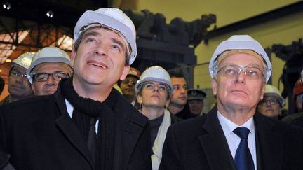 Le ministre du Redressement productif Arnaud Montebourg (&agrave; g.) et le Premier ministre Jean-Marc Ayrault sur le site d'Alstom, &agrave; Saint-Nazaire (Loire-Atlantique), le 21 janvier 2013. (FRANK PERRY / AFP)