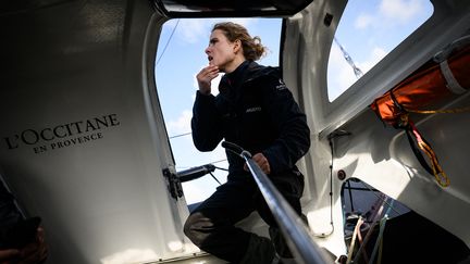 La navigatrice française Clarisse Crémer, à l'entraînement à la barre de son bateau L'Occitane en Provence, le 17 avril 2024. (LOIC VENANCE / AFP)