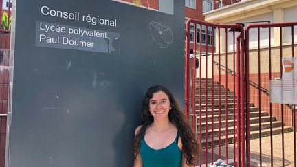 Elena devant l'entrée du lycée Paul Doumer du Perreux-sur-Marne. (ALEXIS MOREL / FRANCE-INFO)