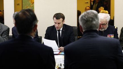 Emmanuel Macron assiste à un Conseil de défense, à l'Élysée, le 8 mars 2020. Photo d'illustration. (THIBAULT CAMUS / POOL / AFP)