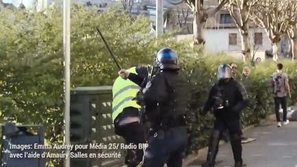 Capture d'écran de la vidéo diffusée sur Twitter, où l'on voit un "gilet jaune" se faire matraquer par un policier à Besançon (Doubs) le 30 mars 2018.&nbsp; (EMMA AUDREY / MEDIA25 / RADIOBIP / TWITTER)