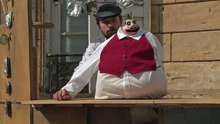 Sylvain Ménard joue son "Père Rubu" dans les rue de Charleville-Mézières à l'occasion du festival mondial des marionnettes&nbsp; (France 3 Grand Est)