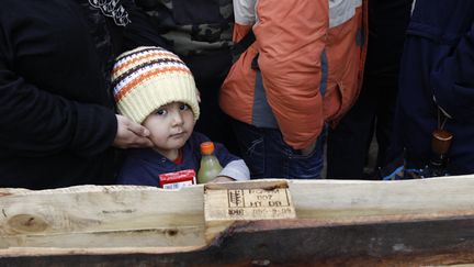 &nbsp; (La enfants grecs sont parmi les plus touchés par la pauvreté selon l'Unicef. Ici, un enfant fait la queue pour recevoir de la nourriture dans une église orthodoxe. © REUTERS/Yiorgos Karahalis)