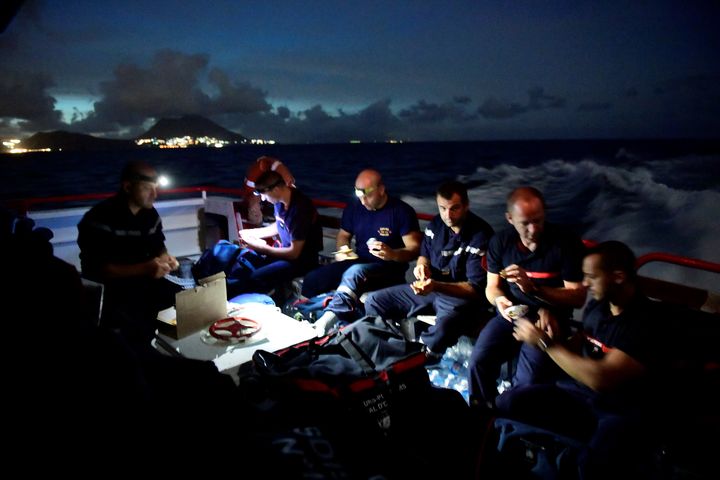 Des pompiers français à bord d'un bateau se dirigeant vers l'île de Saint-Martin depuis la Guadeloupe, le 8 septembre 2017, après le passage de l'ouragan Irma. (MARTIN BUREAU / AFP)