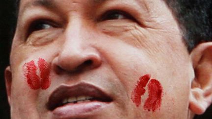 Des traces de rouge &agrave; l&egrave;vres recouvrent un poster de l'ancien pr&eacute;sident v&eacute;n&eacute;zu&eacute;lien, Hugo Chavez sur un mur de Caracas (Venezuela), le 19 mars 2013. (FERNANDO LLANO / AP / SIPA)