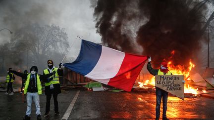 "Foulards rouges": les opposants aux "gilets jaunes"