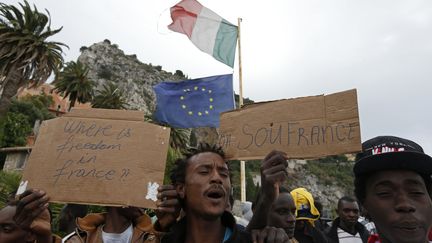 Des migrants manifestent en Italie apr&egrave;s avoir &eacute;t&eacute; bloqu&eacute;s &agrave; la fronti&egrave;re franco-italienne pr&egrave;s de Menton (Alpes-Maritimes), le 12 juin 2015. (ERIC GAILLARD / REUTERS )