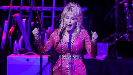 La chanteuse Dolly Parton en concert à Nashville (Tennessee), le 24 octobre 2021. (JASON KEMPIN / GETTY IMAGES NORTH AMERICA)