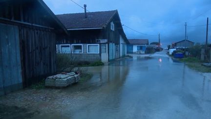 En Gironde, on redoute aussi l'effet des grandes marées. Sur le bassin d'Arcachon, les habitants s'organisent pour protéger habitations et cabanes ostréicoles, lundi 11 mars. (France 2)