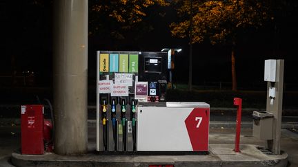 Une station-service à Saumur (Maine-et-Loire), le 14 octobre 2022. (FREDERIC PETRY / HANS LUCAS / AFP)