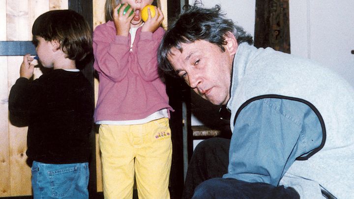 Yves Godard et ses deux enfants sur une photo non-dat&eacute;e, avant leur disparition en septembre 1999 au large de St-Malo. (REUTERS)