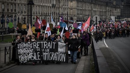 Des manifestants demandent le retrait de la loi immigration, à Bordeaux, le 14 janvier 2024. (PHILIPPE LOPEZ / AFP)