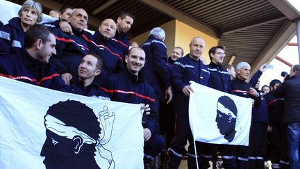 Les pompiers avec un drapeau corse dans une caserne d'Ajaccio, le 29 décembre 2015, en soutien à leurs collègues agressés. (PASCAL POCHARD CASABIANCA / AFP)