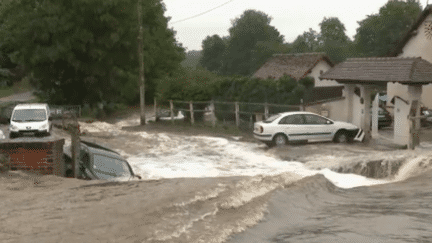 Les intempéries font de gros dégâts. À Breteuil, un homme est décédé. Il a été retrouvé dans l'eau à l'intérieur de sa voiture. (France 2)