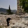 Un habitant d'Antakya (Turquie), sur les restes d'un immeuble rasé après les séismes, le 12 mai 2023. (PIERRE-LOUIS CARON / FRANCEINFO)