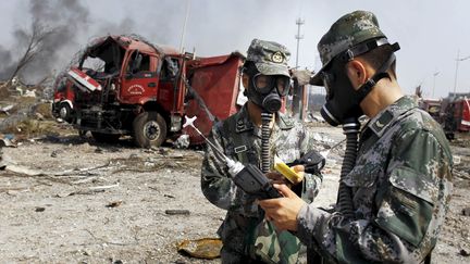 Des militaires chinois sur le site de la catastrophe de Tianjin (Chine), le 16 ao&ucirc;t 2015. ( CHINA DAILY / REUTERS)