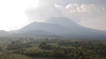 Les collines verdoyantes au pied du volcan Nyiragongo, non loin de la ville de congolaise de Goma, dans la r&eacute;gion des Grands Lacs, pourraient passer pour un petit paradis. Sur ces terres tr&egrave;s fertiles, situ&eacute;es &agrave; la fronti&egrave;re rwanadise, on cultivait haricots, oignons, banane, pomme de terre, mais aussi caf&eacute;, coton, th&eacute;. (MICHELE SIBILONI / AFP)