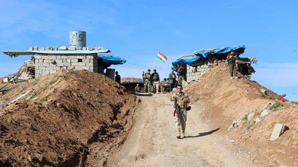 Des combattants kurdes peshmergas surveillent la tranchée au sud de la ville multiethnique de Kirkouk, en Irak, le 11 janvier 2016. ( AFP/ MARWAN IBRAHIM )