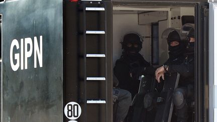 Des membres du&nbsp;Groupe d'intervention de la police nationale (GIPN), le 9 février 2015, à Marseille. (BORIS HORVAT / AFP)