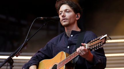 Raphaël lors du Festival des Vieilles Charrues, à Carhaix-Plouguer (Finistère) le 9 juillet 2021 (JEAN-BAPTISTE QUENTIN / MAXPPP)