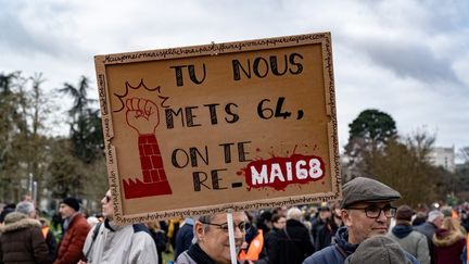 A Nantes, ces manifestants veulent montrer au gouvernement de quoi les grévistes français sont capables en lui rappelant Mai 68. (THOMAS LUKES / HANS LUCAS / AFP)