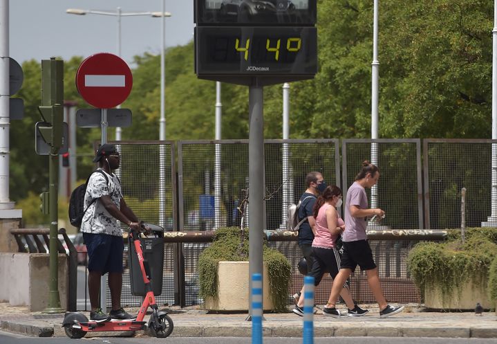 Un panneau affiche la température dans une rue de Séville (Espagne), le 10 juillet 2021.&nbsp; (CRISTINA QUICLER / AFP)